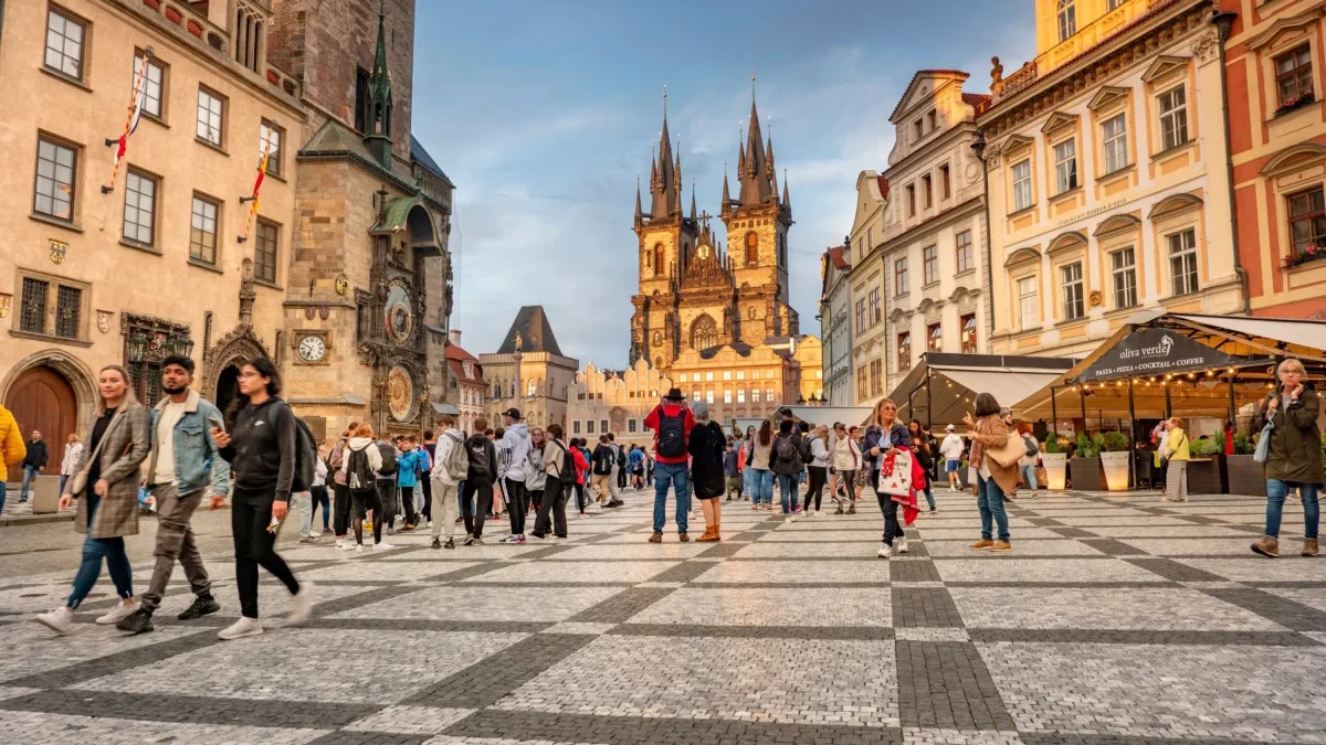 Turisté chodí po Praze.