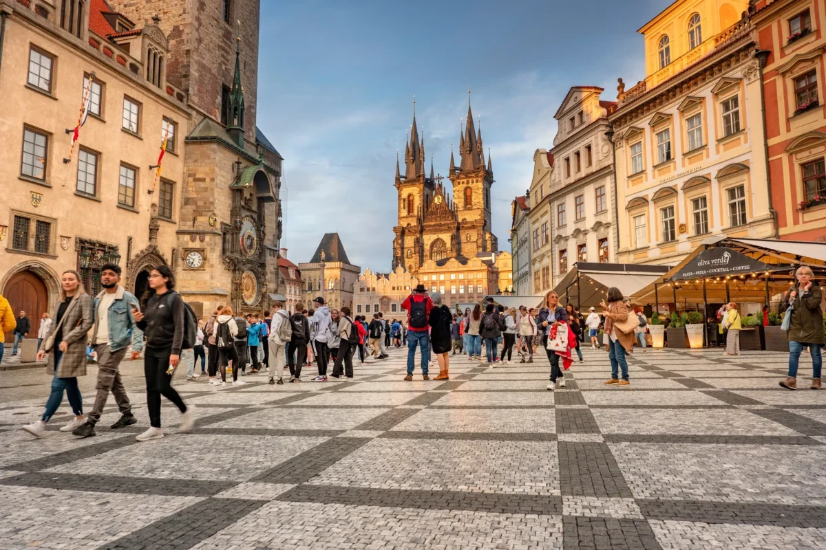 Turisté chodí po Praze.