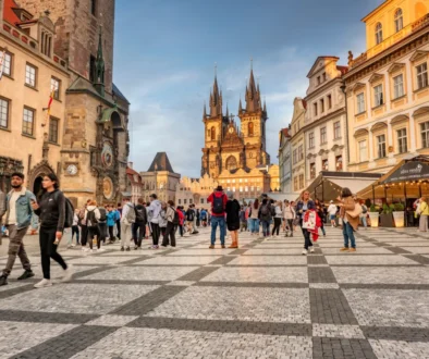 Turisté chodí po Praze.