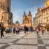 Turisté chodí po Praze.