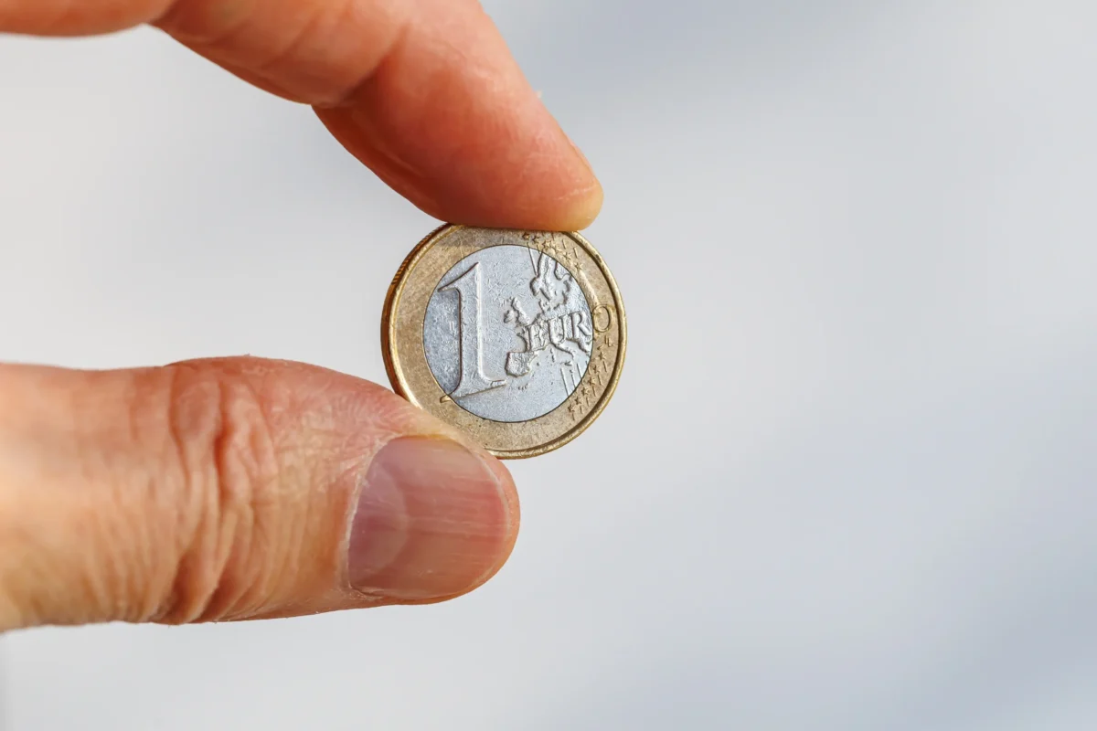 shutterstock_2683094233-2 | TVGURU.cz Člověk v ruce drží euro.