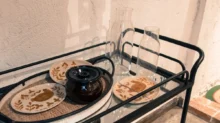 Servírovací vozíky jsou praktickým pomocníkem v domácnosti