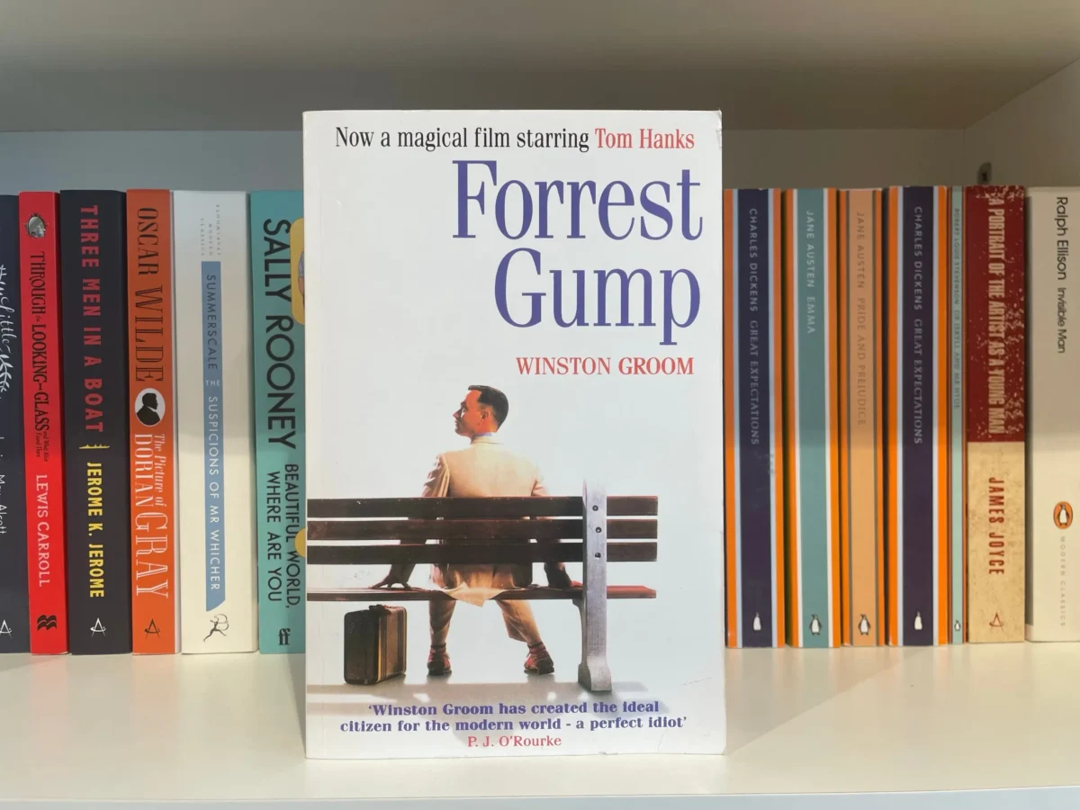 Kniha Forrest Gump na poličce. 