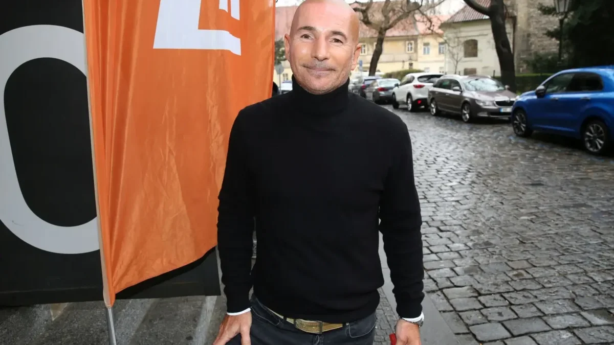 Rudolf Hrušínský nejmladší stojí a usmívá se.