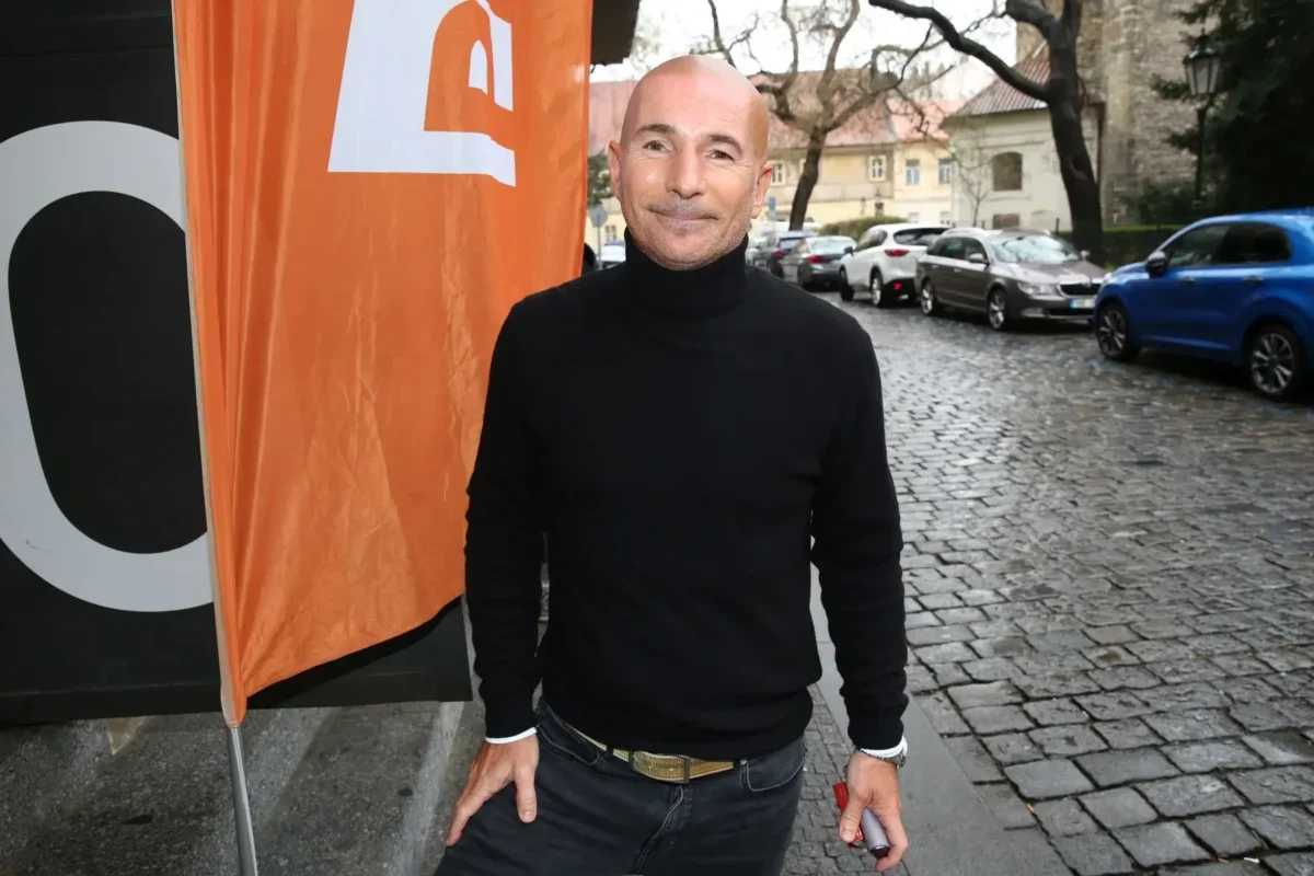 Rudolf Hrušínský nejmladší stojí a usmívá se.