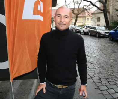 Rudolf Hrušínský nejmladší stojí a usmívá se.