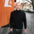 Rudolf Hrušínský nejmladší stojí a usmívá se.