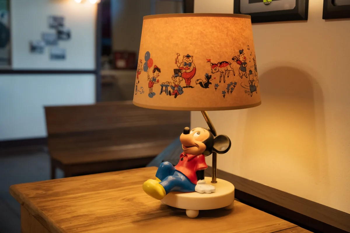 Na lampičce sedí postava Mickey Mouse.