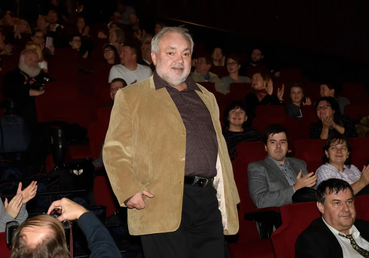 Václav Svoboda prochází kinem. 
