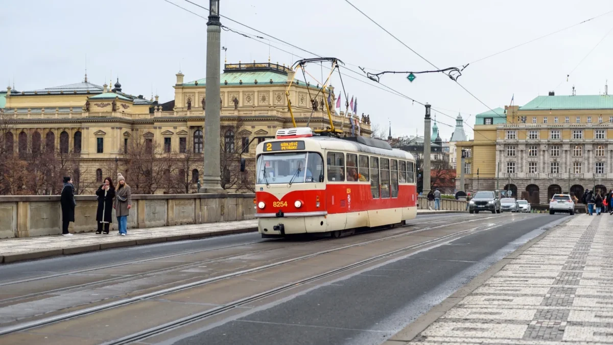 Městem projíždí tramvaj.