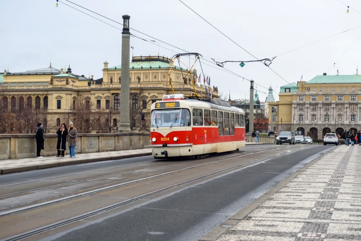 Městem projíždí tramvaj.