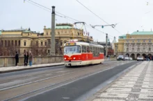 Městem projíždí tramvaj.