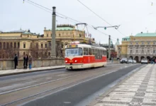Městem projíždí tramvaj.