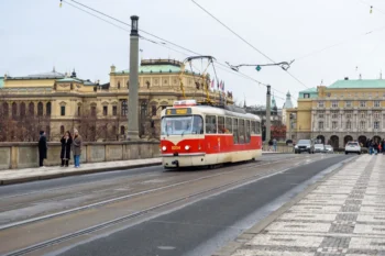 Městem projíždí tramvaj.