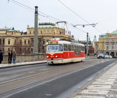 Městem projíždí tramvaj.
