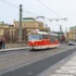 Městem projíždí tramvaj.