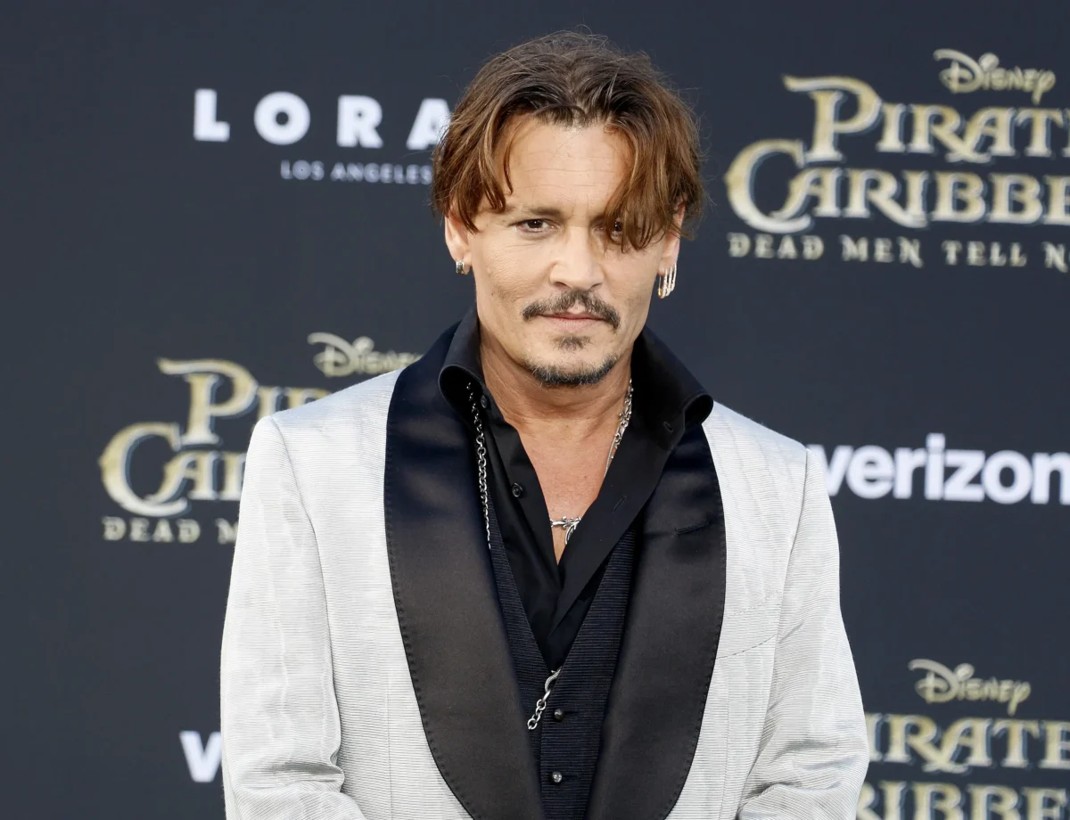 shutterstock_643473658 | TVGURU.cz Johnny Depp pózuje na fotku.