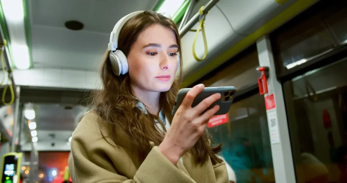 dívka sledující mobil