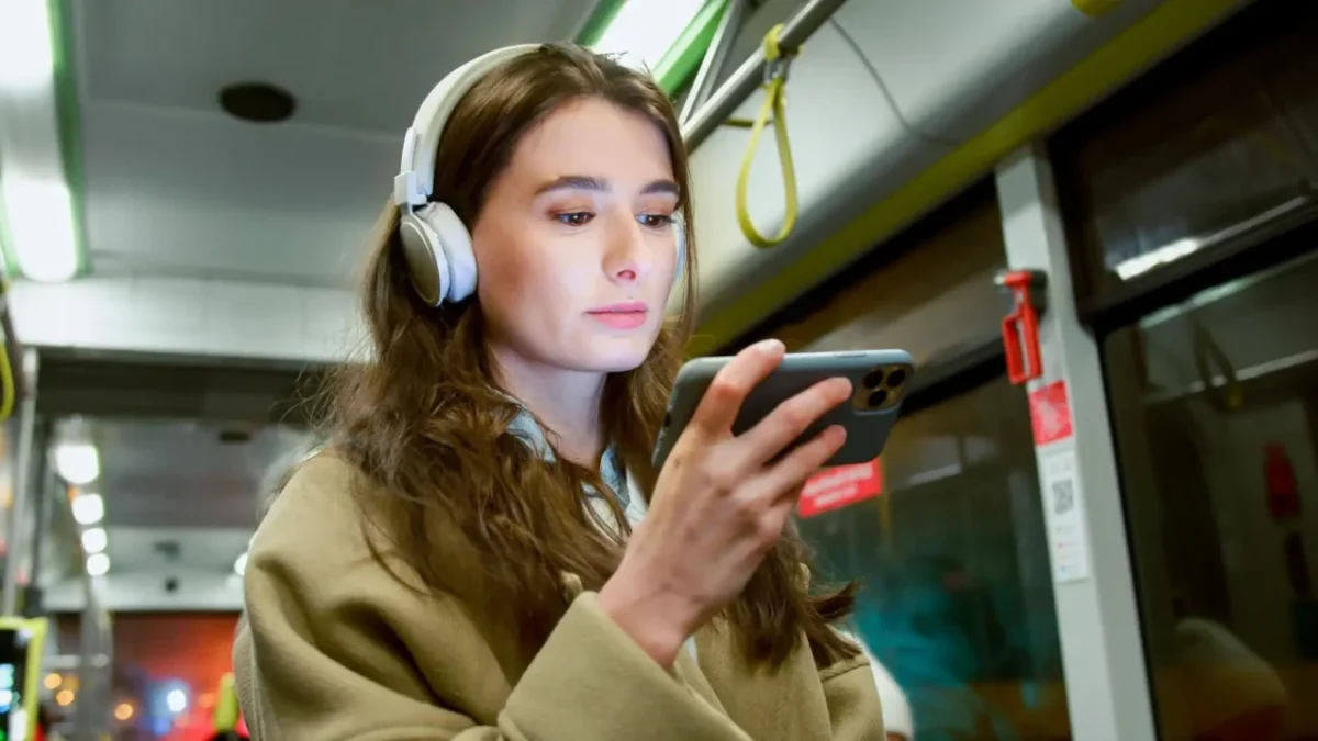 dívka sledující mobil
