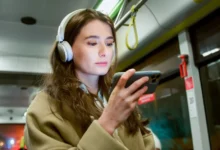 dívka sledující mobil