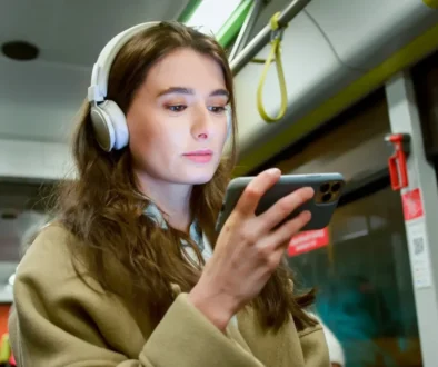 dívka sledující mobil