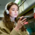 dívka sledující mobil