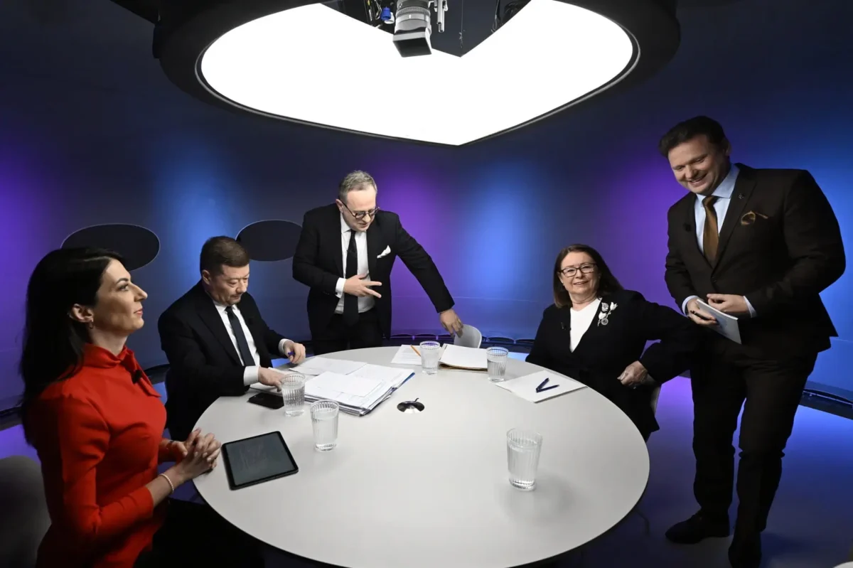 Hosté posledního dílu Otázek Václava Moravce. Zleva: Markéta Pekarová Adamová, Tomio Okamura, Václav Moravec, Miroslava Němcová a Radek Vondráček. Zdroj: Profimedia