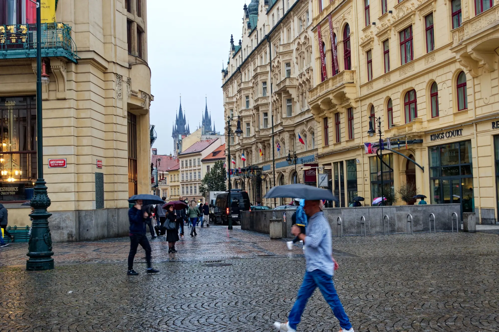 Shutterstock_2375775383 | TVGURU.cz deštivá Praha