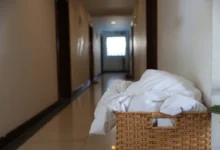 koš s prádlem na chodbě