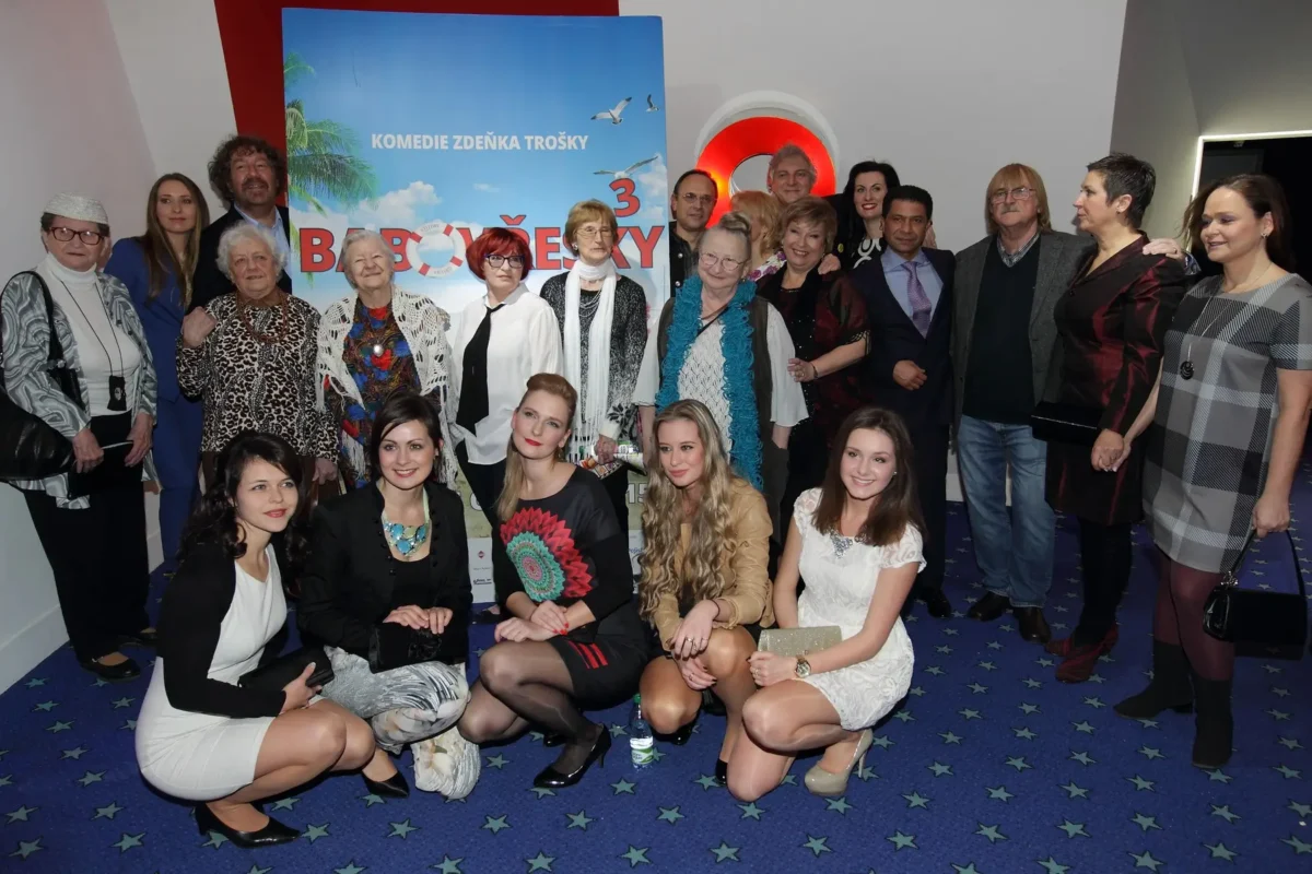 U sebe stojí herci z filmu Babovřesky 3.