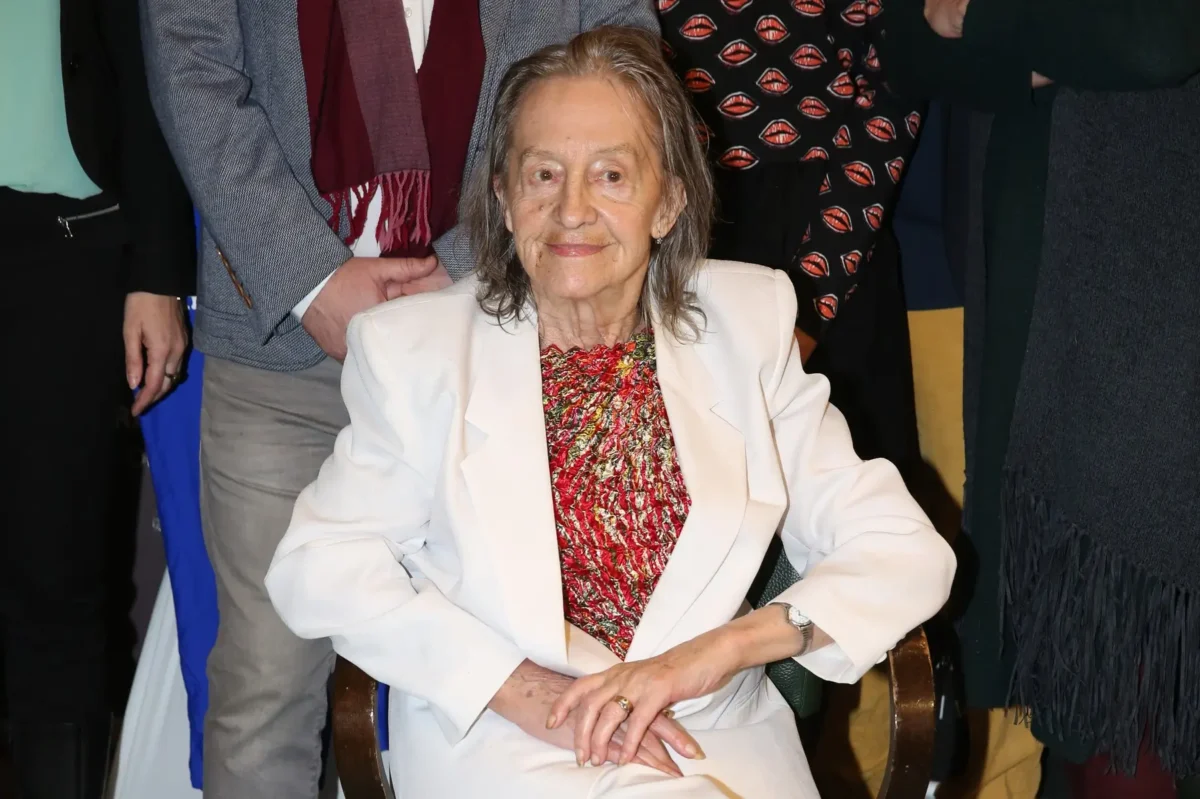 Nina Divíšková sedí a usmívá se.