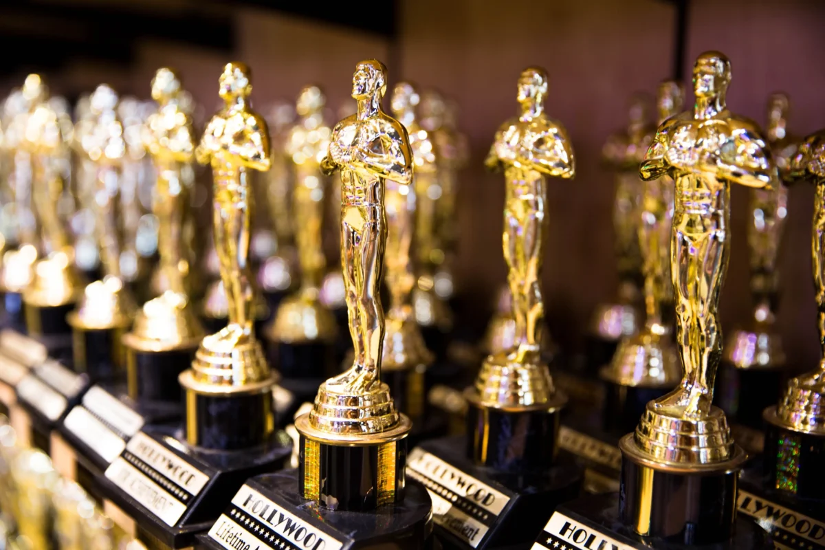 shutterstock_1178139046-2 | TVGURU.cz Vedle sebe stojí několik sošek Oscarů.