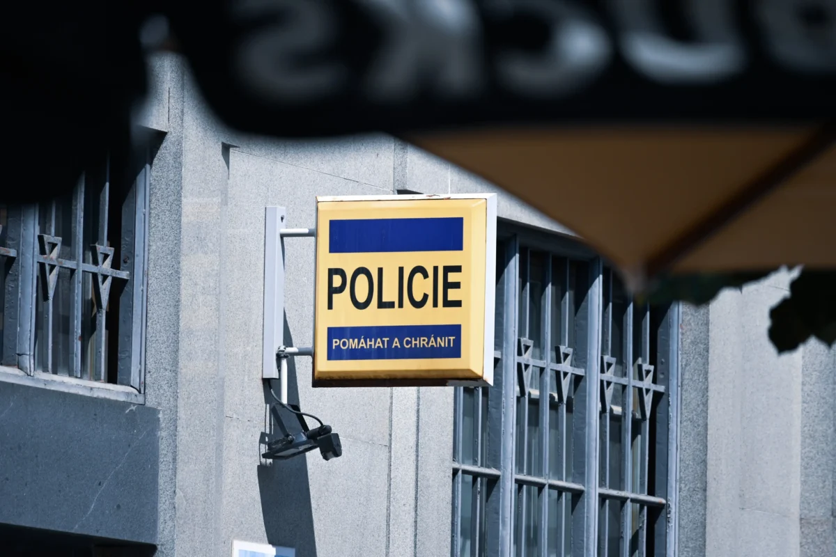 Poslední z dílů řeší vraždu muže nalezeného v příkopě. Zdroj. Shutterstock | TVGURU.cz Značka Policie ČR na budově.