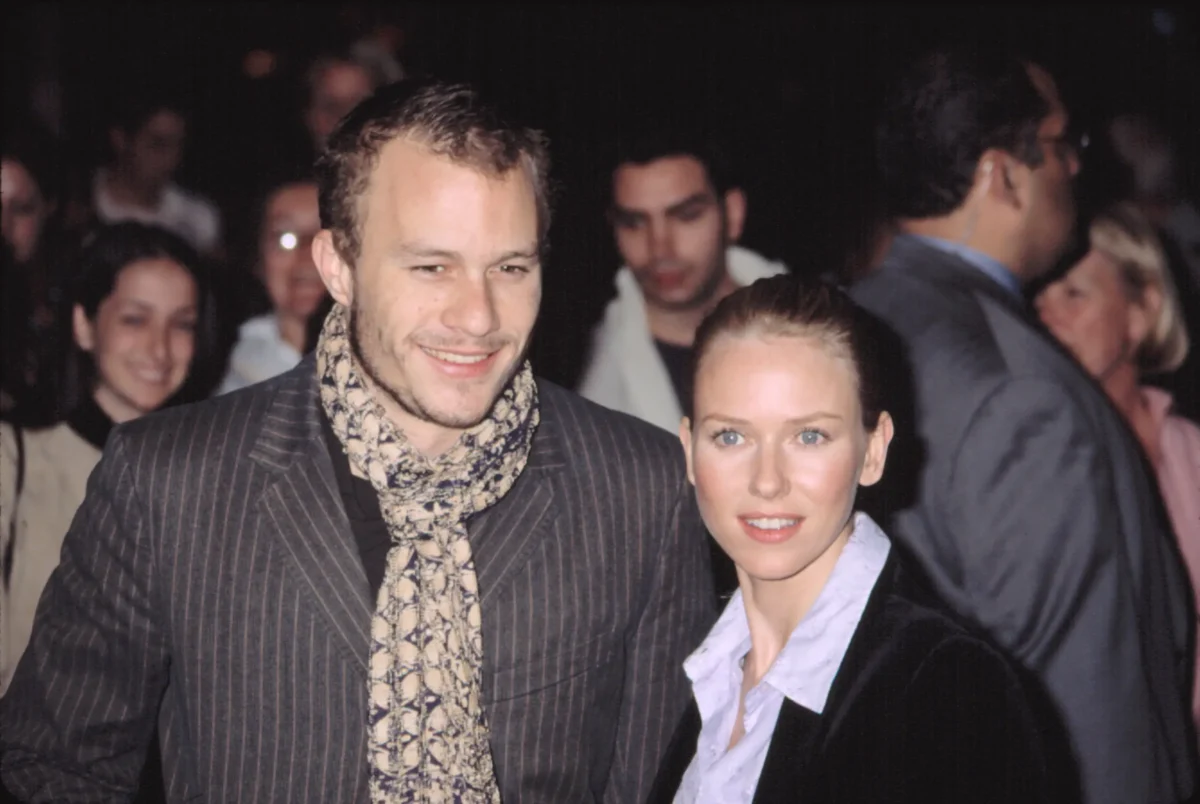Heath Ledger stojí vedle ženy.