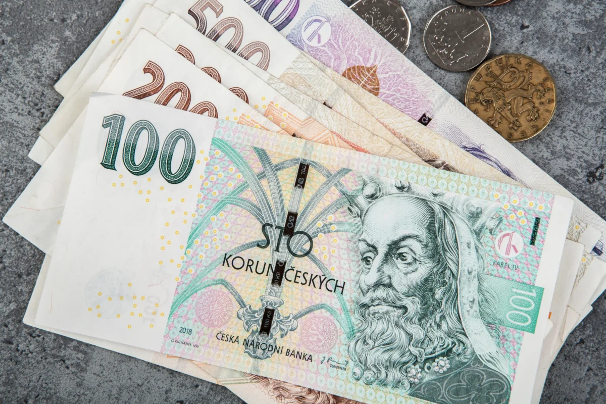 shutterstock_2400238995-2 | TVGURU.cz Na stole leží české bankovky.