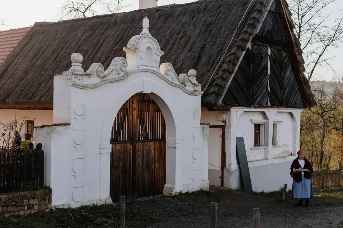 Selka stojí před chalupou.