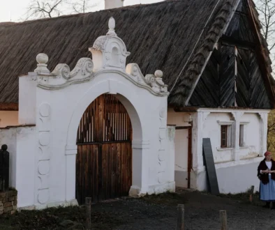 Selka stojí před chalupou.