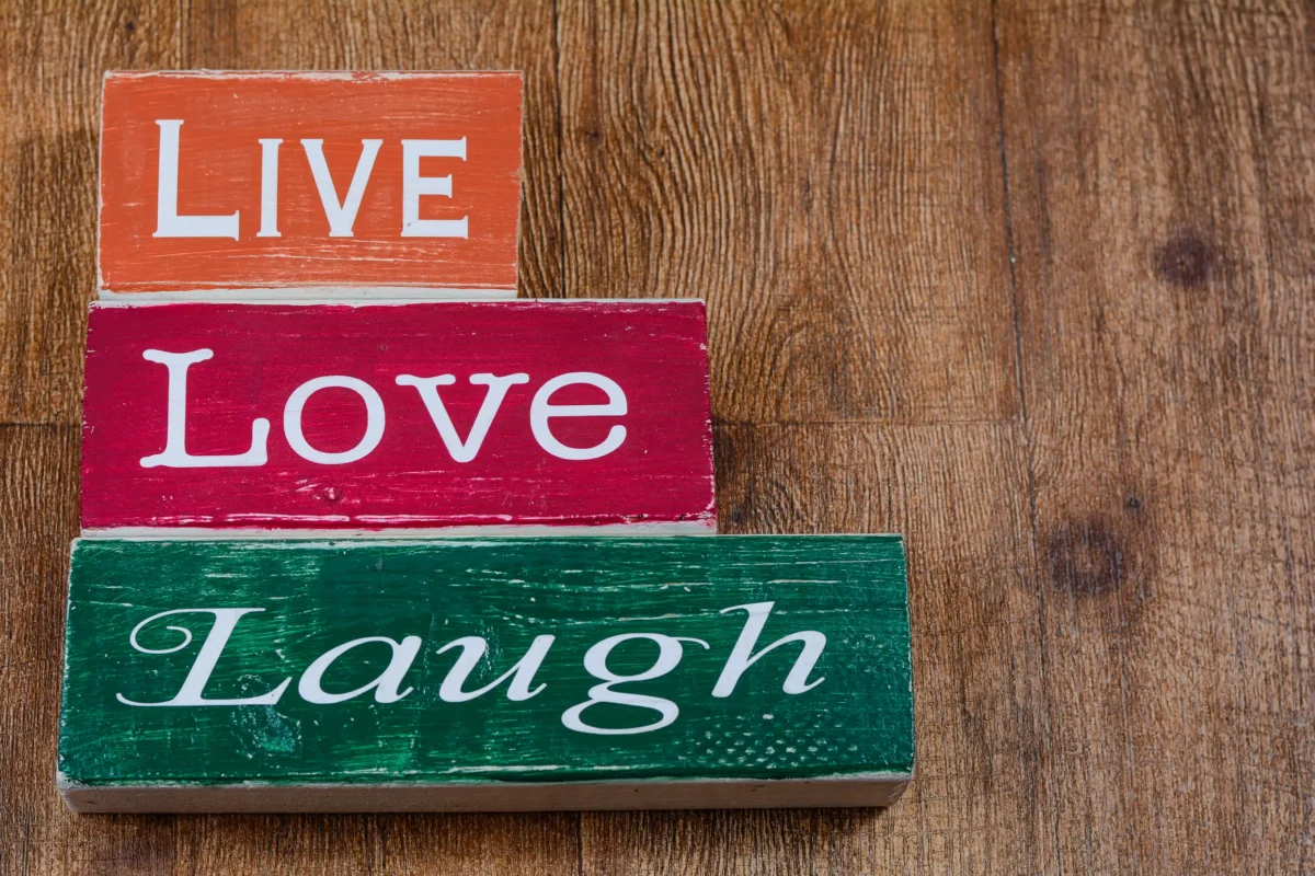 Na kusech dřeva je napsáno Live Laugh Love.