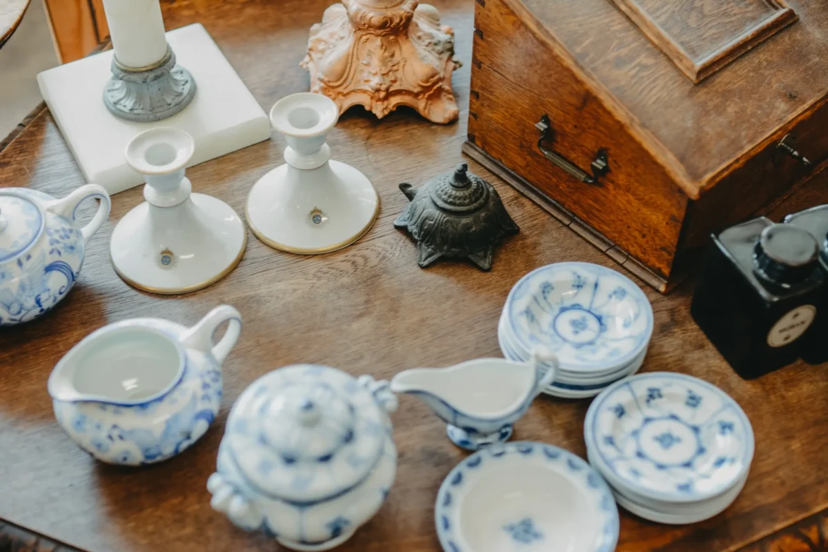 Před pár lety se jeden z hrnků prodal za více než 170 tisíc korun. Zdroj: Shutterstock | TVGURU.cz Porcelánová sada nádobí.
