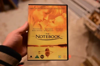 Člověk v ruce drží DVD Zápisníku jedné lásky.