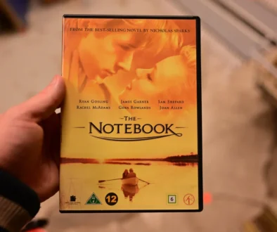 Člověk v ruce drží DVD Zápisníku jedné lásky.