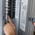 Muž kontroluje elektrické jističe.