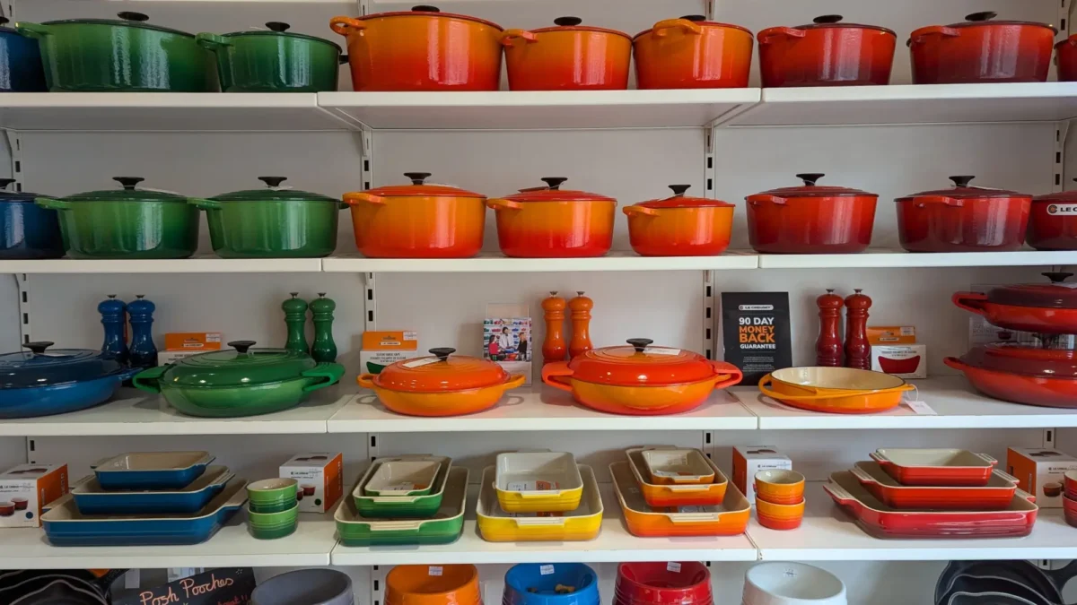 Shutterstock_2488529991 | TVGURU.cz nádobí značky Le Creuset v různých barvách