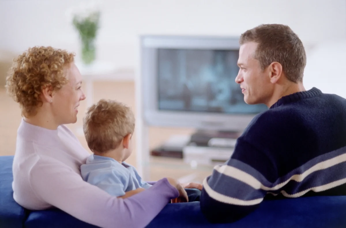 Cílem nového seriálu je k televizi dostat celé rodiny. Zdroj: Shutterstock | TVGURU.cz Rodina dívající se na televizi.