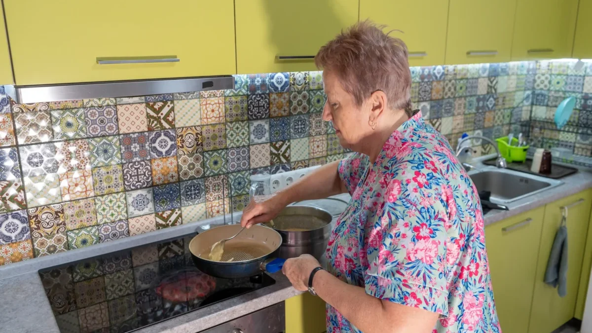 Žena smažící na pánvi.