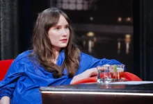 Eliška Křenková sedí na gauči.