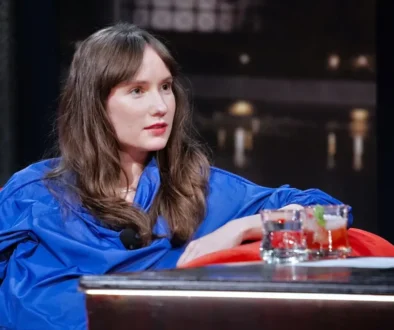 Eliška Křenková sedí na gauči.