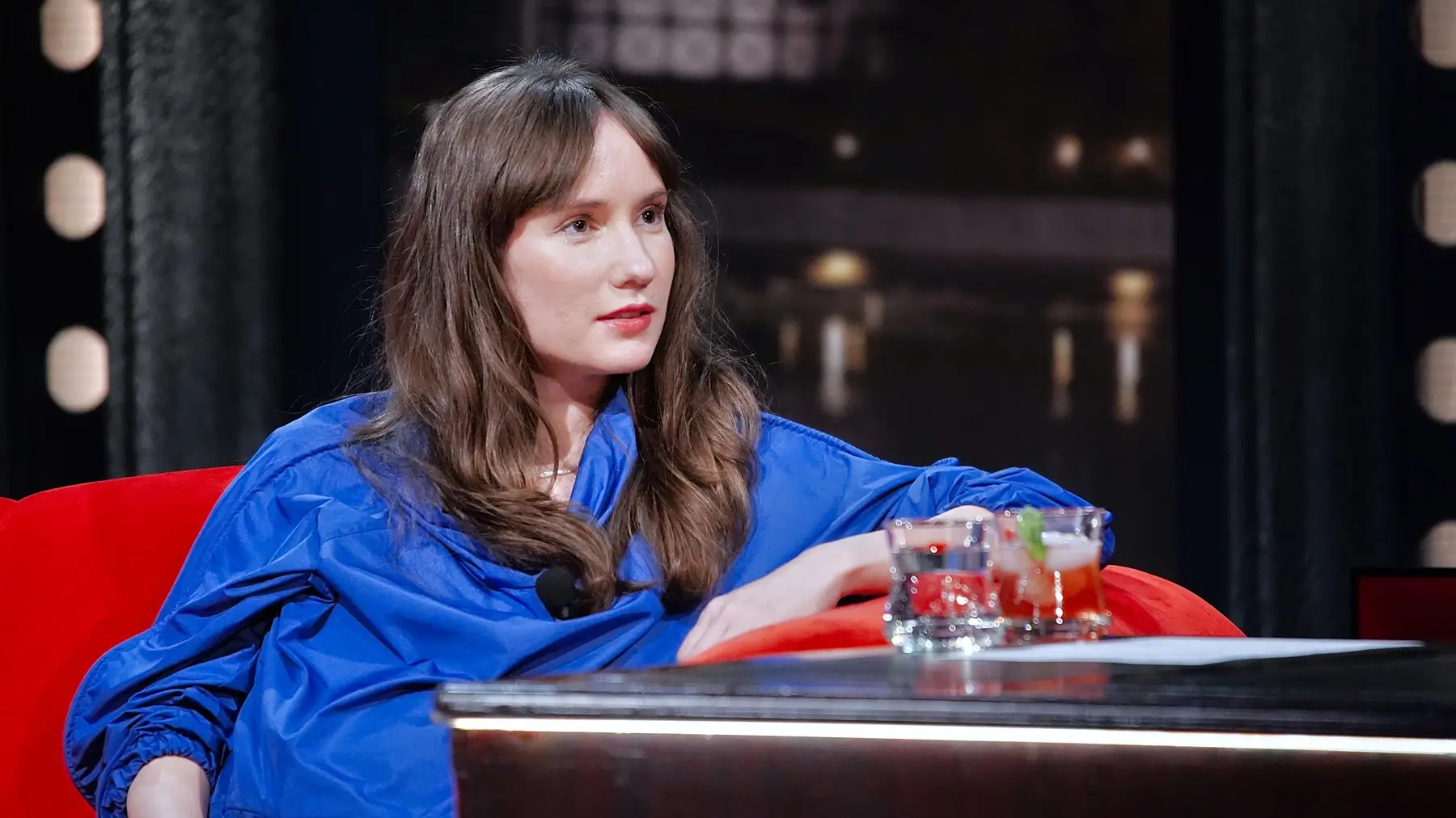 Eliška Křenková sedí na gauči.