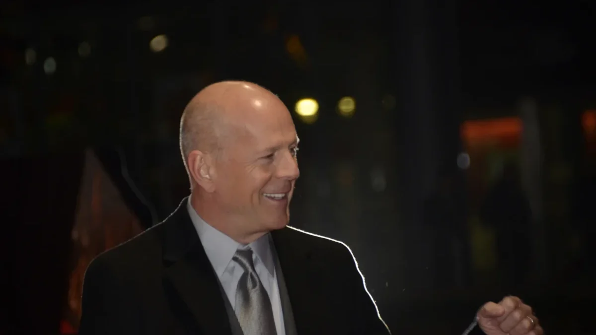 Bruce Willis se usmívá.