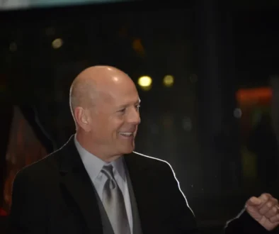 Bruce Willis se usmívá.